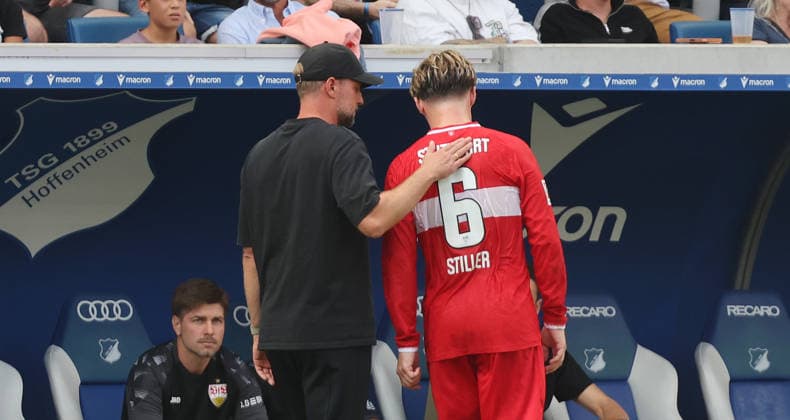 Sinsheim , Fußball Bundesliga TSG 1899 Hoffenheim vs. VfB Stuttgart ,Verletzung Angelo Stiller ( VfB ) , links: Trainer Sebastian Hoeneß *** Sinsheim, Bundesliga Soccer: TSG 1899 Hoffenheim vs. VfB Stuttgart; Injury: Angelo Stiller (VfB); Coach Sebastian Hoeneß (left)