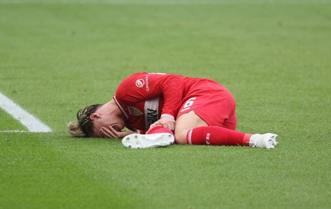 Sinsheim , Fußball Bundesliga TSG 1899 Hoffenheim vs. VfB Stuttgart , Verletzung Angelo Stiller ( VfB ) *** Sinsheim, Bundesliga Soccer: TSG 1899 Hoffenheim vs. VfB Stuttgart, Injury: Angelo Stiller (VfB)