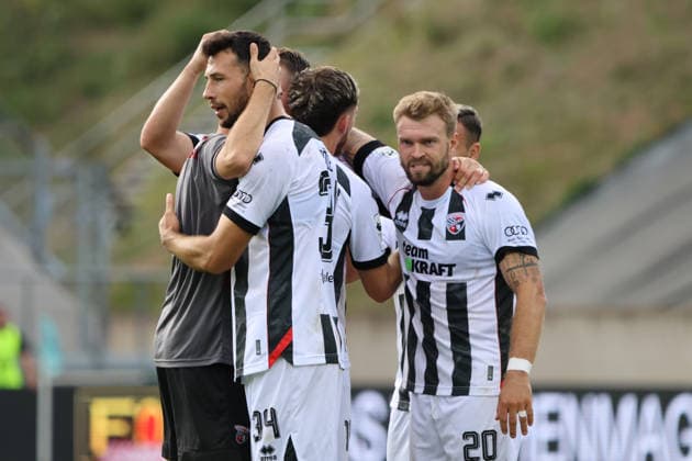 12.09.2026, Fussball, Herren, 3. Liga, Saison 2026 2027, 1. FC Saarbrücken - FC Ingolstadt 04, Der FC Ingolstadt 04 feiert den Sieg, Lukas Fröde (FC Ingolstadt 04), Yannick Deichmann (FC Ingolstadt 04) Saarbrücken Ludwigsparkstadion Saarland Deutschland (DEU) Copyright: xSebastianxBachx