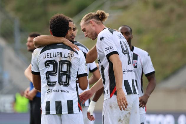 12.09.2026, Fussball, Herren, 3. Liga, Saison 2026 2027, 1. FC Saarbrücken - FC Ingolstadt 04, Der FC Ingolstadt 04 feiert den Sieg, Nishan Velupillay (FC Ingolstadt 04), Vinko Sapina (FC Ingolstadt 04) Saarbrücken Ludwigsparkstadion Saarland Deutschland (DEU) Copyright: xSebastianxBachx