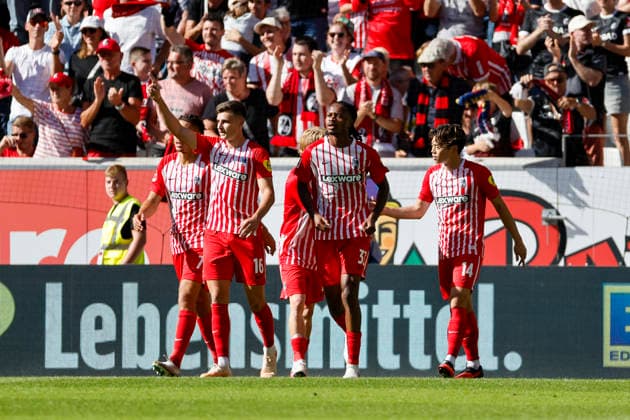 Torjubel SC Freiburg beim 1:0 durch Yannik Engelhardt (SC Freiburg, 16), Freude, Begeisterung, positive Emotionen, Torerfolg , Deutschland, Fussball, 1. Bundesliga, 3.Spieltag, 2026 2027, SC Freiburg vs. Borussia Mönchengladbach, 12.09.2026, Freiburg im Breisgau Europa-Park Stadion Deutschland *** SC Freiburg celebrates Yannik Engelhardt s 1-0 goal; SC Freiburg, 16; joy, excitement, positive emotions, goal, Germany, soccer, Bundesliga 1, Matchday 3, 2026–2027, SC Freiburg vs. Borussia Mönchengladbach, September 12, 2026, Freiburg im Breisgau, Europa-Park Stadium, Germany Copyright: xGrantxHubbsx