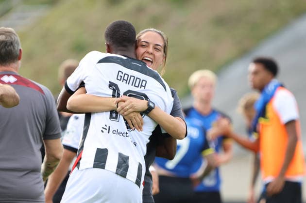 12.09.2026, Fussball, Herren, 3. Liga, Saison 2026 2027, 1. FC Saarbrücken - FC Ingolstadt 04, Der FC Ingolstadt 04 feiert den Sieg, Trainerin Sabrina Wittmann (FC Ingolstadt 04), Joseph Ganda (FC Ingolstadt 04) Saarbrücken Ludwigsparkstadion Saarland Deutschland (DEU) Copyright: xSebastianxBachx