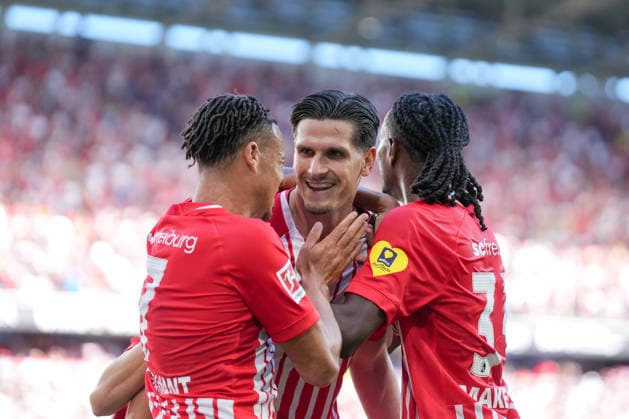Derry Scherhant (SC Freiburg, 07), Igor Matanovic (SC Freiburg, 31), Jordy Makengo (SC Freiburg, 33) Torjubel, Emotionen, Torschuss, Abschluss, Torerfolg, Tor, Treffer , Deutschland, Fussball, 1. Bundesliga, 3.Spieltag, 2026 2027, SC Freiburg vs. Borussia Mönchengladbach, 12.09.2026, Europa-Park Stadion, Freiburg Freiburg Europa-Park Stadion Baden-Württemberg Deutschland *** Derry Scherhant, SC Freiburg, 07; Igor Matanovic, SC Freiburg, 31; Jordy Makengo, SC Freiburg, 33; goal celebration, emotions, shot on goal, finish, goal scored, goal, hit; Germany, soccer, Bundesliga 1, Matchday 3, 2026–2027, SC Freiburg vs. Borussia Mönchengladbach, September 12, 2026, Europa-Park Stadium, Freiburg, Freiburg, Europa-Park Stadium, Baden-Württemberg, Germany Copyright: xArnexAmbergx