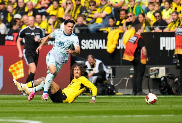 Laurin Ulrich (SC Paderborn 07, 28) gegen Fabio Silva (Borussia Dortmund, 21). GER, Borussia Dortmund vs SC Paderborn 07, 1. Bundesliga, 3. Spieltag, Saison 2026-27, Signal Iduna Park, Dortmund, 12.09.2026 DFL REGULATIONS PROHIBIT ANY USE OF PHOTOGRAPHS AS IMAGE SEQUENCES AND OR QUASI-VIDEO GER, Borussia Dortmund vs SC Paderborn 07, 1. Bundesliga, 3. Spieltag, Saison 2026-27, 12.09.2026 Dortmund *** Laurin Ulrich (SC Paderborn 07), 28, vs. Fabio Silva (Borussia Dortmund), 21, GER, Borussia Dortmund vs. SC Paderborn 07, Bundesliga 1, Matchday 3, 2026–27 Season, Signal Iduna Park, Dortmund, September 12, 2026. DFL regulations prohibit any use of photographs as image sequences and or quasi-video. GER, Borussia Dortmund vs. SC Paderborn 07, Bundesliga 1, Matchday 3, 2026–27 Season, September 12, 2026, Dortmund Copyright: xEibner-Pressefoto ScottxColemanx EP_SCN