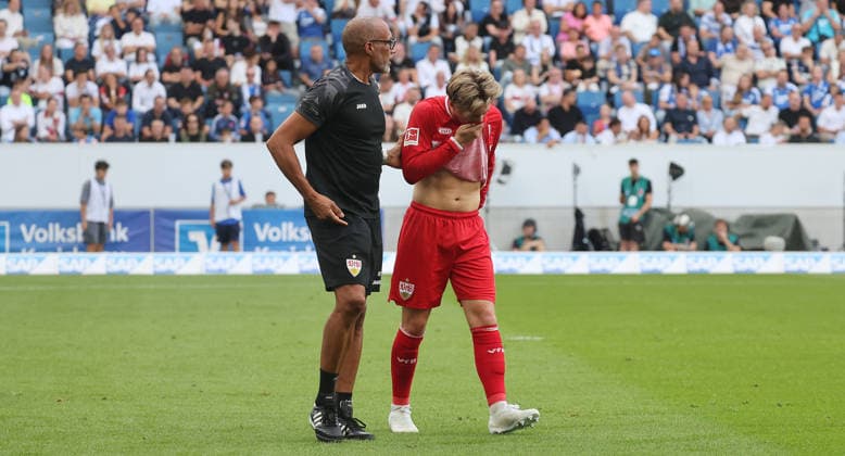 Sinsheim , Fußball Bundesliga TSG 1899 Hoffenheim vs. VfB Stuttgart , Verletzung Angelo Stiller ( VfB ) , links: Dr. Raymond Best *** Sinsheim, Bundesliga soccer: TSG 1899 Hoffenheim vs. VfB Stuttgart; Angelo Stiller (VfB) injury; Dr. Raymond Best (left)