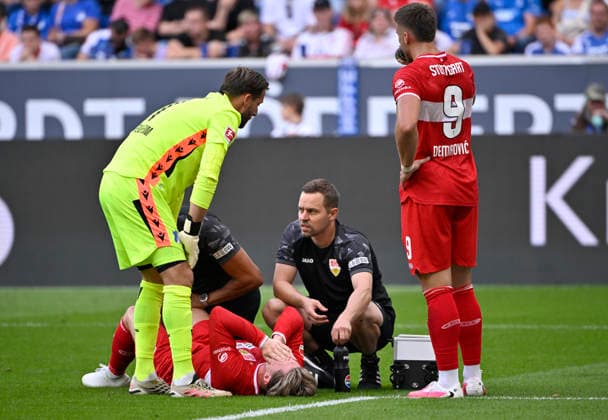 Angelo Stiller VfB Stuttgart (06) verletzt Verletzung am Boden Vereinsarzt Dr. Raymond Best VfB Stuttgart muss vom Platz Torwart Oliver Baumann TSG 1899 Hoffenheim (01) Ermedin Demirovic VfB Stuttgart (09) TSG 1899 Hoffenheim vs VfB Stuttgart 12.09.2026 DFL REGULATIONS PROHIBIT ANY USE OF PHOTOGRAPHS AS IMAGE SEQUENCES AND OR QUASI-VIDEO TSG 1899 Hoffenheim vs VfB Stuttgart *** Angelo Stiller (VfB Stuttgart 06) injured; lying on the ground; club doctor Dr. Raymond Best (VfB Stuttgart) must leave the field; goalkeeper Oliver Baumann (TSG 1899 Hoffenheim 01); Ermedin Demirovic (VfB Stuttgart 09); TSG 1899 Hoffenheim vs. VfB Stuttgart 12 09 2026 DFL regulations prohibit any use of photographs as image sequences and or quasi-video TSG 1899 Hoffenheim vs. VfB Stuttgart
