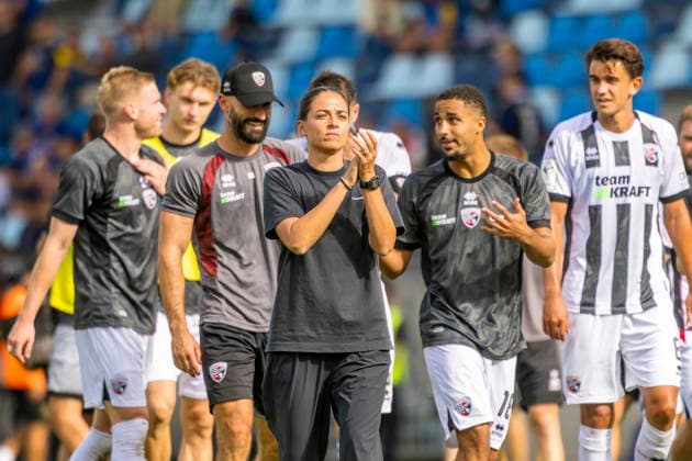 Saarbrücken, Deutschland 12. September 2026: 3. Liga - 2026 2027 - Sp. 5 - 1. FC Saarbrücken gegen FC Ingolstadt 04 Im Bild: in der Mitte Trainerin Sabrina Wittmann (FCI) jubelt nach dem Schlusspfiff mit den mitgereisten Fans DFB DFL regulations prohibit any use of photographs as image sequences and or quasi-video Ludwigparkstadion Saarland Copyright: xFotostandx xSchäferx