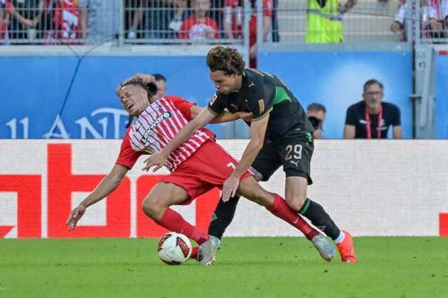 Joe Scally (Borussia Moenchengladbach, 29) im Duell mit Derry Scherhant (SC Freiburg, 07) GER, SC Freiburg vs Bor. Moenchengladbach, Fussball, Bundesliga, 3. Spieltag, Saison 2026 2027, 12.09.2026 DFL DFB REGULATIONS PROHIBIT ANY USE OF PHOTOGRAPHS AS IMAGE SEQUENCES AND OR QUASI-VIDEO GER, SC Freiburg vs Bor. Moenchengladbach, Fussball, Bundesliga, 3. Spieltag, Saison 2026 2027, 12.09.2026 Freiburg *** Joe Scally, Borussia Mönchengladbach, 29, in a duel with Derry Scherhant, SC Freiburg, 07 GER, SC Freiburg vs. Borussia Mönchengladbach, soccer, Bundesliga, Matchday 3, 2026–2027 season, September 12, 2026 DFL DFB REGULATIONS PROHIBIT ANY USE OF PHOTOGRAPHS AS IMAGE SEQUENCES AND OR QUASI-VIDEO GER, SC Freiburg vs. Borussia Mönchengladbach, soccer, Bundesliga, Matchday 3, 2026–2027 season, September 12, 2026, Freiburg Copyright: xEibner-Pressefotox EP_THS