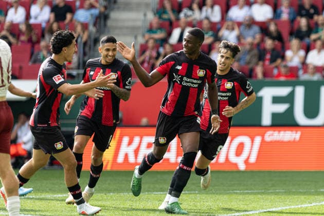 Deutschland: FC Augsburg vs Bayer 04 Leverkusen, 1. Bundesliga, Saison 2026 27, WWK Arena (Augsburg): Christian Kofane, (Bayer Leverkusen, 35) jubelt nach seinem Tor mit Ibrahim Maza, (Bayer Leverkusen, 30), Equi Fernandez, (Bayer Leverkusen, 6), Afonso Moreira, (Bayer Leverkusen, 9) Augsburg WWK Arena Bayern Deutschland *** Germany: FC Augsburg vs. Bayer 04 Leverkusen, Bundesliga 1, 2026–27 season, WWK Arena Augsburg: Christian Kofane, Bayer Leverkusen, 35, celebrates his goal with Ibrahim Maza, Bayer Leverkusen, 30, Equi Fernandez, Bayer Leverkusen, 6, and Afonso Moreira, Bayer Leverkusen, 9. Augsburg, WWK Arena, Bavaria, Germany Copyright: xBenedictxChristx