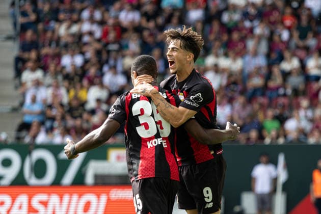 Deutschland: FC Augsburg vs Bayer 04 Leverkusen, 1. Bundesliga, Saison 2026 27, WWK Arena (Augsburg): Christian Kofane, (Bayer Leverkusen, 35) jubelt nach seinem Tor mit Afonso Moreira, (Bayer Leverkusen, 9), Portraitfoto, Portrait, Einzelaufnahme, Porträt Augsburg WWK Arena Bayern Deutschland *** Germany: FC Augsburg vs. Bayer 04 Leverkusen, Bundesliga 1, 2026–27 season, WWK Arena Augsburg: Christian Kofane (Bayer Leverkusen, 35) celebrates his goal with Afonso Moreira (Bayer Leverkusen, 9); portrait photo, portrait, single shot, portrait, Augsburg, WWK Arena, Bavaria, Germany Copyright: xBenedictxChristx