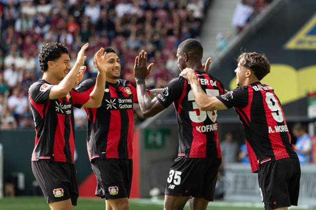 Deutschland: FC Augsburg vs Bayer 04 Leverkusen, 1. Bundesliga, Saison 2026 27, WWK Arena (Augsburg): Christian Kofane, (Bayer Leverkusen, 35) jubelt nach seinem Tor mit Ibrahim Maza, (Bayer Leverkusen, 30), Equi Fernandez, (Bayer Leverkusen, 6), Afonso Moreira, (Bayer Leverkusen, 9), Portraitfoto, Portrait, Einzelaufnahme, Porträt Augsburg WWK Arena Bayern Deutschland *** Germany: FC Augsburg vs. Bayer 04 Leverkusen, Bundesliga 1, 2026–27 Season, WWK Arena, Augsburg. Christian Kofane, Bayer Leverkusen, 35, celebrates his goal with Ibrahim Maza, Bayer Leverkusen, 30, Equi Fernandez, Bayer Leverkusen, 6, Afonso Moreira, Bayer Leverkusen, 9, portrait photo, portrait, individual shot, portrait, Augsburg, WWK Arena, Bavaria, Germany Copyright: xBenedictxChristx