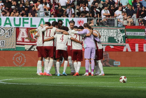 Fussball, Herren, Saison 2026 2027, FC Augsburg - Bayer 04 Leverkusen, Bundesliga, WWK Arena Die Mannschaft vom FC Augsburg zusammen im Kreis stehend DFL DFB regulations prohibit any use of photographs as image sequences and or quasi-video *** Soccer, Men s, 2026–2027 Season, FC Augsburg vs. Bayer 04 Leverkusen, Bundesliga, WWK Arena The FC Augsburg team standing together in a circle. DFL and DFB regulations prohibit any use of photographs as image sequences and or quasi-video.