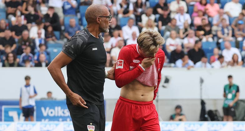 Sinsheim , Fußball Bundesliga TSG 1899 Hoffenheim vs. VfB Stuttgart , Verletzung Angelo Stiller ( VfB ) , links: Dr. Raymond Best *** Sinsheim, Bundesliga soccer: TSG 1899 Hoffenheim vs. VfB Stuttgart; injury to Angelo Stiller (VfB); on the left, Dr. Raymond Best