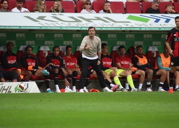 Fussball, Herren, Saison 2026 2027, FC Augsburg - Bayer 04 Leverkusen, Bundesliga, WWK Arena Carles Martinez, Trainer (Bayer 04 Leverkusen) vor der Trainerbank stehend DFL DFB regulations prohibit any use of photographs as image sequences and or quasi-video *** Soccer, Men s, 2026–2027 Season, FC Augsburg vs. Bayer 04 Leverkusen, Bundesliga, WWK Arena. Carles Martinez, Bayer 04 Leverkusen coach, standing in front of the bench. DFL and DFB regulations prohibit any use of photographs as image sequences and or quasi-video.