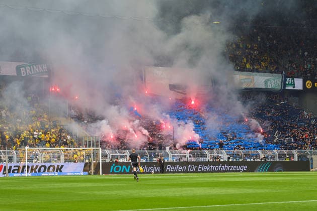 2026.09.12, xkwix, Fußball, Bundesliga, Borussia Dortmund - SC Paderborn 07, Signal Iduna Park, 3.Spieltag, Saison 2026 2027: Choreografie mit Pyrotechnik im Gaesteblock der Paderborner Fans DFB regulations prohibit any use of photographs as image sequences and or quasi-video. Photo: xKamilxWilkowskixPressefotoKochx Nordrhein-Westfalen Deutschland *** September 12, 2026, xkwix, Soccer, Bundesliga, Borussia Dortmund vs. SC Paderborn 07, Signal Iduna Park, Matchday 3, 2026–2027 season; choreographed display with pyrotechnics in the visitors section among the Paderborn fans. DFB regulations prohibit any use of photographs as image sequences and or quasi-video. Photo: xKamilxWilkowskixPressefotoKochx, North Rhine-Westphalia, Germany