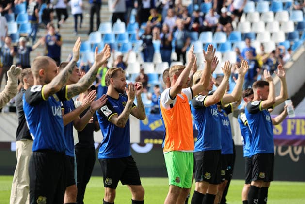 12.09.2026, Fussball, Herren, 3. Liga, Saison 2026 2027, 1. FC Saarbrücken - FC Ingolstadt 04, Die Mannschaft (1. FC Saarbrücken) bedankt sich bei den Fans Saarbrücken Ludwigsparkstadion Saarland Deutschland (DEU) Copyright: xSebastianxBachx