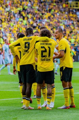 1. Bundesliga, 3. Spieltag, Borussia Dortmund vs. SC Paderborn 07 am 12.09.2026 VAR beim Tor zum 2:0 durch Serhou Guirassy mit Fabio Silva *** Bundesliga 1, Matchday 3, Borussia Dortmund vs. SC Paderborn 07 on September 12, 2026: VAR review of the 2-0 goal by Serhou Guirassy, assisted by Fabio Silva Copyright: xBahhoxKarax