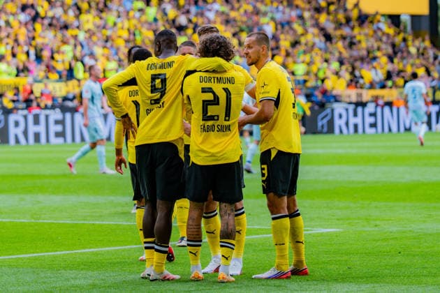 1. Bundesliga, 3. Spieltag, Borussia Dortmund vs. SC Paderborn 07 am 12.09.2026 VAR beim Tor zum 2:0 durch Serhou Guirassy mit Fabio Silva *** Bundesliga 1, Matchday 3, Borussia Dortmund vs. SC Paderborn 07 on September 12, 2026: VAR review of the 2-0 goal by Serhou Guirassy, assisted by Fabio Silva Copyright: xBahhoxKarax