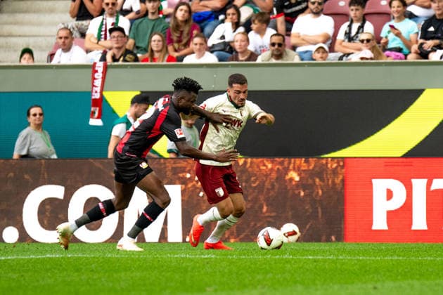 Edmond Tapsoba (12 Leverkusen) und Arijon Ibrahimovic (21 Augsburg) in Aktion beim Bundesligaspiel FC Augsburg - Bayer 04 Leverkusen am 12.09.2026. Augsburg WWK Arena Bayern Deutschland *** Edmond Tapsoba, 12, of Leverkusen, and Arijon Ibrahimovic, 21, of Augsburg, in action during the Bundesliga match between FC Augsburg and Bayer 04 Leverkusen on September 12, 2026, at the WWK Arena in Augsburg, Bavaria, Germany
