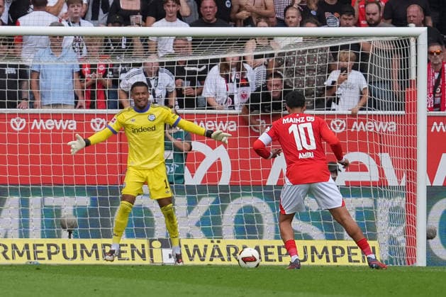 Deutschland: Fußball 1. Bundesliga 2026 2027, 3. Spieltag - 1. FSV Mainz 05 vs Eintracht Frankfurt - Mewa Arena (Mainz): Nadiem Amiri (FSV,10) verschießt einen Elfmeter *** Germany Soccer Bundesliga 2026–2027, Matchday 3: FSV Mainz 05 vs. Eintracht Frankfurt at Mewa Arena, Mainz; Nadiem Amiri (FSV) misses a penalty kick Copyright: xTobiasxWentzellx