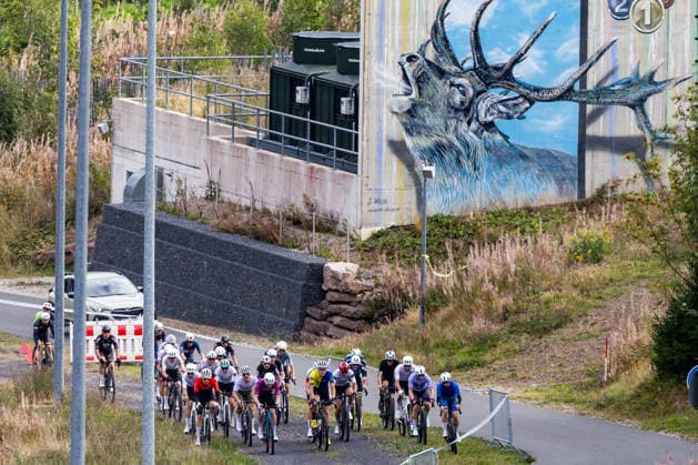 12.09.2026, GER, Radsport Gravel, Saison 26, Maenner Frauen, Rennsteig Gravel German Gravel League Gesamt 504 gemeldete Teilnehmer gingen auf die 52km, 78km, 104km sowie auf die 130km lange Distanz. Start Ziel stellte dabei die Kulisse der Biathlon Arena am Rennsteig. 98559 Oberhof LOTTO Thüringen ARENA am Renns Thüringen Deutschland
