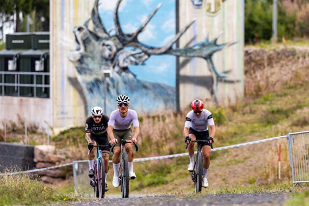 12.09.2026, GER, Radsport Gravel, Saison 26, Maenner Frauen, Rennsteig Gravel German Gravel League Gesamt 504 gemeldete Teilnehmer gingen auf die 52km, 78km, 104km sowie auf die 130km lange Distanz. Start Ziel stellte dabei die Kulisse der Biathlon Arena am Rennsteig. 98559 Oberhof LOTTO Thüringen ARENA am Renns Thüringen Deutschland