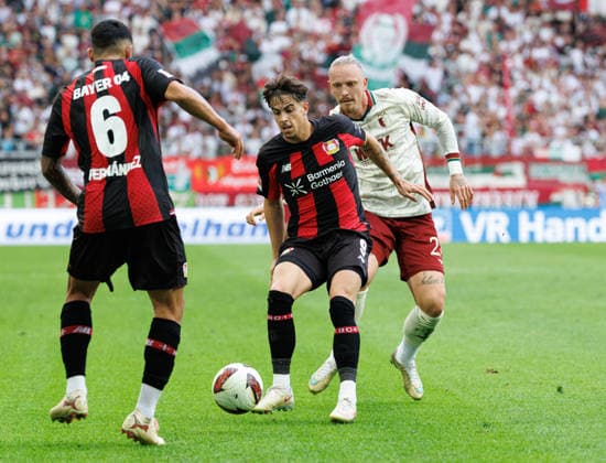 Marius Wolf (27, FC Augsburg) und Afonso Moreira (9, Bayer 04 Leverkusen) im Vordergrund, Ezequiel Fernandez (6, Bayer 04 Leverkusen) beim Spiel zwischen FC Augsburg v Bayer 04 Leverkusen, Fussball, Herren, Bundesliga, 2026 2027, 3.Spieltag am 12.09.2026 in Augsburg, WWK ARENA. DFL and DFB regulations prohibit any use of photographs as image sequences and or quasi-video. Bayern Deutschland *** Marius Wolf (27), FC Augsburg, and Afonso Moreira (9), Bayer 04 Leverkusen, in the foreground; Ezequiel Fernandez (6), Bayer 04 Leverkusen, during the match between FC Augsburg and Bayer 04 Leverkusen, soccer, men s, Bundesliga, 2026–2027, Matchday 3 on September 12, 2026, in Augsburg, WWK ARENA. DFL and DFB regulations prohibit any use of photographs as image sequences and or quasi-video. Bavaria, Germany