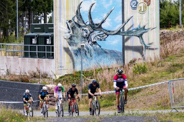 12.09.2026, GER, Radsport Gravel, Saison 26, Maenner Frauen, Rennsteig Gravel German Gravel League Gesamt 504 gemeldete Teilnehmer gingen auf die 52km, 78km, 104km sowie auf die 130km lange Distanz. Start Ziel stellte dabei die Kulisse der Biathlon Arena am Rennsteig. 98559 Oberhof LOTTO Thüringen ARENA am Renns Thüringen Deutschland