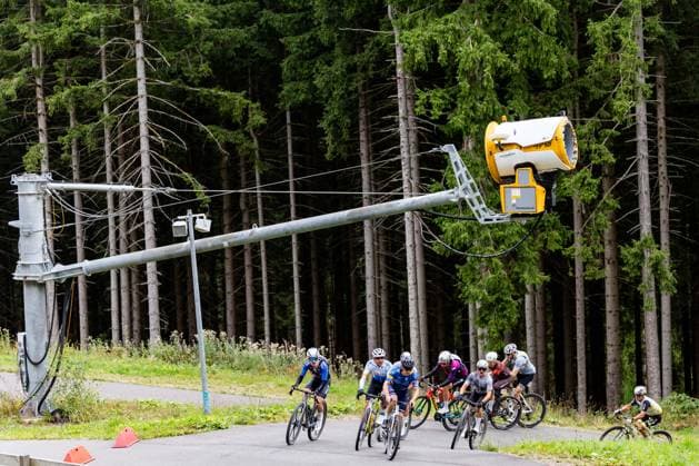 12.09.2026, GER, Radsport Gravel, Saison 26, Maenner Frauen, Rennsteig Gravel German Gravel League Gesamt 504 gemeldete Teilnehmer gingen auf die 52km, 78km, 104km sowie auf die 130km lange Distanz. Start Ziel stellte dabei die Kulisse der Biathlon Arena am Rennsteig. 98559 Oberhof LOTTO Thüringen ARENA am Renns Thüringen Deutschland