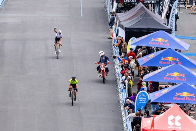 12.09.2026, GER, Radsport Gravel, Saison 26, Maenner Frauen, Rennsteig Gravel German Gravel League Tobias KOENIG (RSC AUTO BROSCH Kempten, maennlich) gewinnt das Rennen der Elite Maenner Gesamt 504 gemeldete Teilnehmer gingen auf die 52km, 78km, 104km sowie auf die 130km lange Distanz. Start Ziel stellte dabei die Kulisse der Biathlon Arena am Rennsteig. 98559 Oberhof LOTTO Thüringen ARENA am Renns Thüringen Deutschland