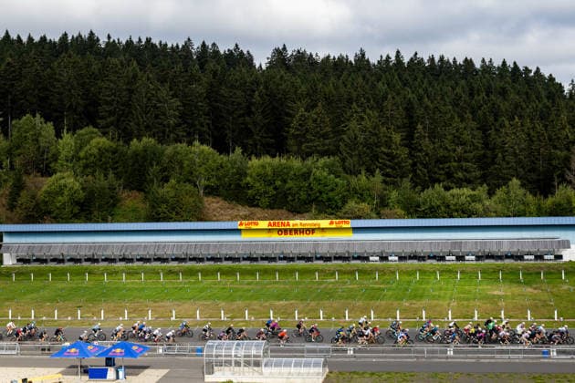 12.09.2026, GER, Radsport Gravel, Saison 26, Maenner Frauen, Rennsteig Gravel German Gravel League Gesamt 504 gemeldete Teilnehmer gingen auf die 52km, 78km, 104km sowie auf die 130km lange Distanz. Start Ziel stellte dabei die Kulisse der Biathlon Arena am Rennsteig. 98559 Oberhof LOTTO Thüringen ARENA am Renns Thüringen Deutschland