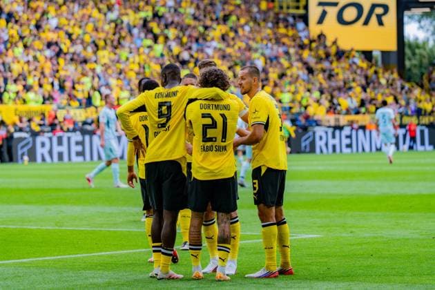 1. Bundesliga, 3. Spieltag, Borussia Dortmund vs. SC Paderborn 07 am 12.09.2026 VAR beim Tor zum 2:0 durch Serhou Guirassy mit Fabio Silva *** Bundesliga 1, Matchday 3, Borussia Dortmund vs. SC Paderborn 07 on September 12, 2026—VAR review of Serhou Guirassy’s goal to make it 2–0, with Fabio Silva involved Copyright: xBahhoxKarax