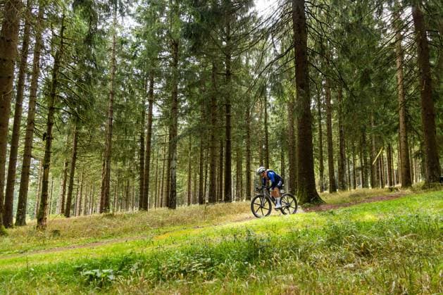 12.09.2026, GER, Radsport Gravel, Saison 26, Maenner Frauen, Rennsteig Gravel German Gravel League Elias HOESEL (Allianz Hoesel Racing X Radclub Dresden, Maenner) Gesamt 504 gemeldete Teilnehmer gingen auf die 52km, 78km, 104km sowie auf die 130km lange Distanz. Start Ziel stellte dabei die Kulisse der Biathlon Arena am Rennsteig. 98559 Oberhof LOTTO Thüringen ARENA am Renns Thüringen Deutschland