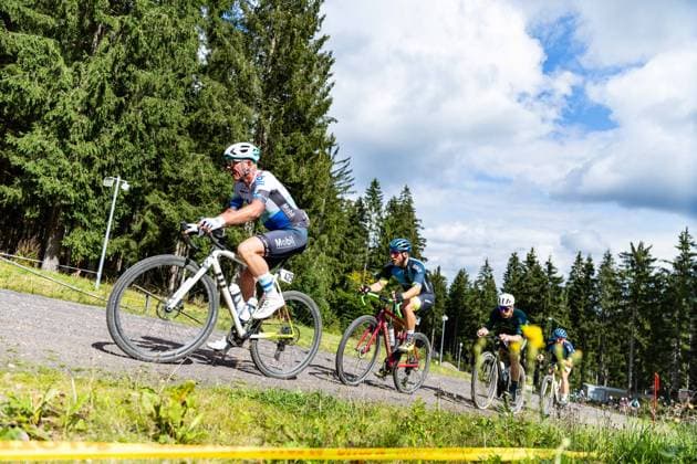 12.09.2026, GER, Radsport Gravel, Saison 26, Maenner Frauen, Rennsteig Gravel German Gravel League Lars BROEDNER (Mobil Krankenkasse Cycling Team, Maenner) Gesamt 504 gemeldete Teilnehmer gingen auf die 52km, 78km, 104km sowie auf die 130km lange Distanz. Start Ziel stellte dabei die Kulisse der Biathlon Arena am Rennsteig. 98559 Oberhof LOTTO Thüringen ARENA am Renns Thüringen Deutschland