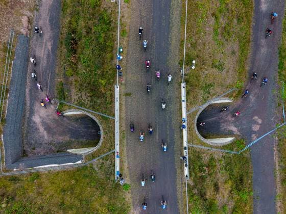 12.09.2026, GER, Radsport Gravel, Saison 26, Maenner Frauen, Rennsteig Gravel German Gravel League Gesamt 504 gemeldete Teilnehmer gingen auf die 52km, 78km, 104km sowie auf die 130km lange Distanz. Start Ziel stellte dabei die Kulisse der Biathlon Arena am Rennsteig. 98559 Oberhof LOTTO Thüringen ARENA am Renns Thüringen Deutschland