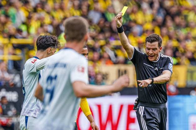DORTMUND - Referee Harm Osmers shows a yellow card to Laurin Ulrich of SC Paderborn 07 during the Bundesliga match between Borussia Dortmund and SC Paderborn 07 at Signal Iduna Park on September 12, 2026, in Dortmund, Germany. MARCEL TER BALS ANP Bundesliga 2026 27 xVIxANPxSportx xMarcelxterxBalsxIVx 568297103 originalFilename: 568297103.jpg