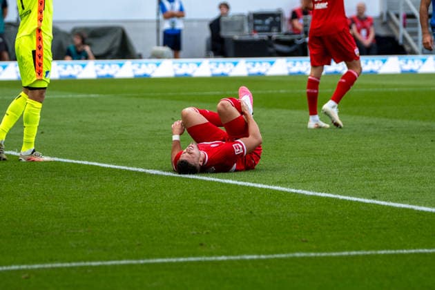 Fussball: 1. Bundesliga, 3. Spieltag, TSG Hoffenheim - VfB Stuttgart am 12.09.2026 in Sinsheim (SNP Arena), Deutschland, Saison 2026 2027: Ermedin Demirovic (VfB Stuttgart, 9) Schmerzen Verletzung Sinsheim SNP Arena Deutschland *** Soccer: Bundesliga 1, Matchday 3, TSG Hoffenheim vs. VfB Stuttgart on September 12, 2026, at the SNP Arena in Sinsheim, Germany, 2026–2027 season; Ermedin Demirovic (VfB Stuttgart), 9 injuries at the SNP Arena in Sinsheim, Germany Copyright: xPhilippxImhofx