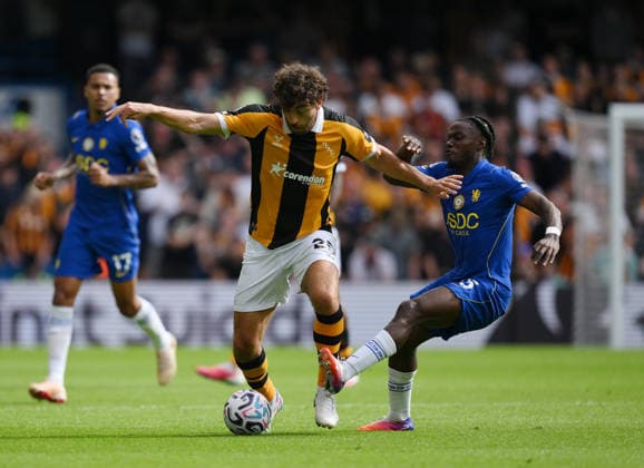 Chelsea v Hull City Premier League Chelsea™s RomÃ o Lavia (right) and Hull City s Matt Crooks battle for the ball during the Premier League match at Stamford Bridge, London 12 09 2026 UK Newspapers OUT Copyright: xDanielxHamburyx FIL-23926-0070