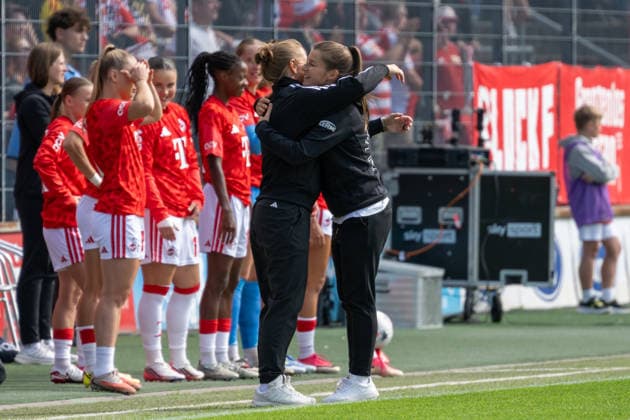 Freundschaftliche Begruessung zwischen Britta Carlson (1. FC Koeln, Trainerin) und Marie Louise Eta (1. FC Union Berlin, Trainerin). 1. FC Koeln vs. 1. FC Union Berlin, Fussball, Frauen Bundesliga, 04. Spieltag, Saison 2026 2027, 12.09.2026 DFL DFB Regulations prohibit any use of Photographs as image sequences and or Quasivideo 1. FC Koeln vs. 1. FC Union Berlin, Fussball, Frauen Bundesliga, 04. Spieltag, Saison 2026 2027, 12.09.2026 Koeln *** Friendly greeting between Britta Carlson of 1. FC Köln, head coach, and Marie Louise Eta of 1. FC Union Berlin, head coach; 1. FC Köln vs. 1. FC Union Berlin, soccer, Women’s Bundesliga, Matchday 4, 2026–2027 season, September 12, 2026 DFL DFB regulations prohibit any use of photographs as image sequences and or quasi-video 1 FC Köln vs. 1 FC Union Berlin, soccer, Women’s Bundesliga, Matchday 4, 2026–2027 season, September 12, 2026, Cologne Copyright: xEibner-Pressefoto ThomasxHaeslerx EP_THR