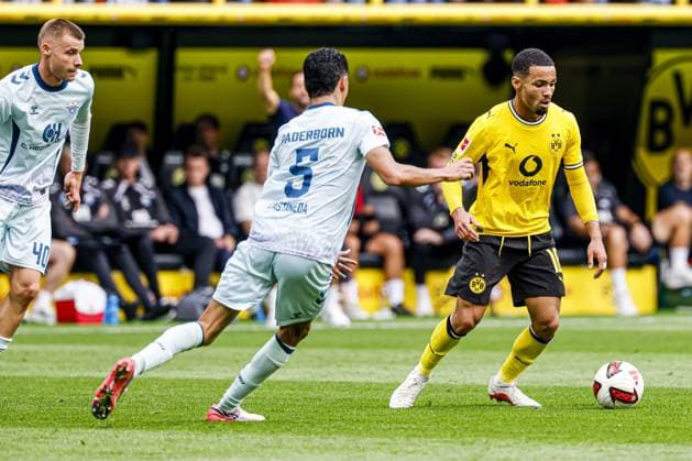 DORTMUND - Ethan Nwaneri of Borussia Dortmund battles for possession with Santiago Castaneda of SC Paderborn 07 during the Bundesliga match between Borussia Dortmund and SC Paderborn 07 at Signal Iduna Park on September 12, 2026, in Dortmund, Germany. MARCEL TER BALS ANP Bundesliga 2026 27 xVIxANPxSportx xMarcelxterxBalsxIVx 568298661 originalFilename: 568298661.jpg