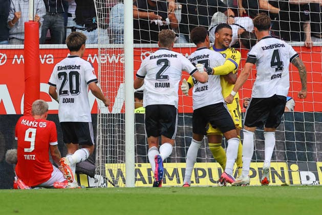 Mainz, Deutschland 12. September 2026: 1. BL - 2026 2027 - Sp. 3 - 1. FSV Mainz 05 gegen Eintracht Frankfurt Im Bild: Die Frankfurter Spieler beglückwünschen Torwart Noah Atubolu (Frankfurt) für den gehaltenen Elfmeter. DFL regulations prohibit any use of photographs as image sequences and or quasi-video Mewa Arena Rheinland - Pfalz *** Mainz, Germany, September 12, 2026, Bundesliga 1, 2026–2027 Season, Matchday 3: 1. FSV Mainz 05 vs. Eintracht Frankfurt. Pictured: The Frankfurt players congratulate goalkeeper Noah Atubolu on saving the penalty kick. DFL regulations prohibit any use of photographs as image sequences and or quasi-video. Mewa Arena, Rhineland-Palatinate Copyright: xFotostandx xRacochax