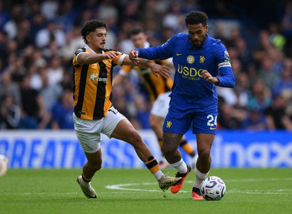 Chelsea v Hull City Premier League Chelsea™s Reece James (right) and Hull City s Mohamed Belloumi battle for the ball during the Premier League match at Stamford Bridge, London 12 09 2026 UK Newspapers OUT Copyright: xDanielxHamburyx FIL-23926-0074