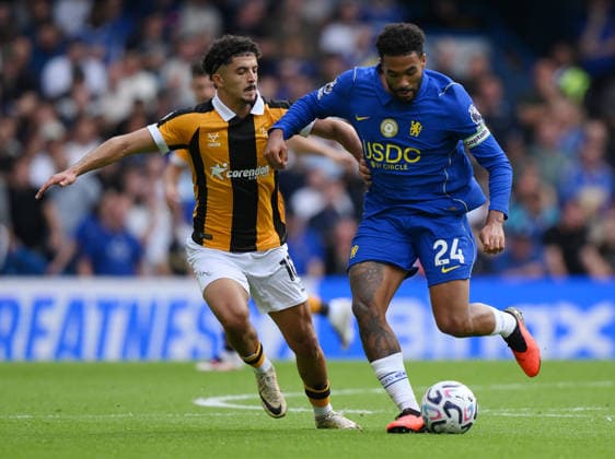 Chelsea v Hull City Premier League Chelsea™s Reece James (right) and Hull City s Mohamed Belloumi battle for the ball during the Premier League match at Stamford Bridge, London 12 09 2026 UK Newspapers OUT Copyright: xDanielxHamburyx FIL-23926-0076