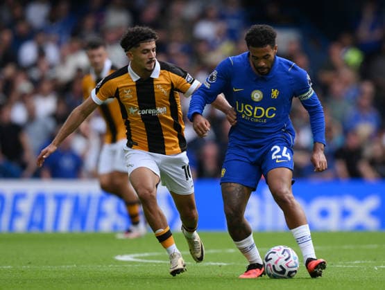 Chelsea v Hull City Premier League Chelsea™s Reece James (right) and Hull City s Mohamed Belloumi battle for the ball during the Premier League match at Stamford Bridge, London 12 09 2026 UK Newspapers OUT Copyright: xDanielxHamburyx FIL-23926-0077