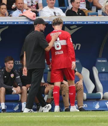 Sinsheim , Fußball Bundesliga TSG 1899 Hoffenheim vs. VfB Stuttgart , von links: Sebastian Hoeneß Verletzung Angelo Stiller ( VfB ) *** Sinsheim, Bundesliga Soccer: TSG 1899 Hoffenheim vs. VfB Stuttgart; from left: Sebastian Hoeneß, injury, Angelo Stiller, VfB