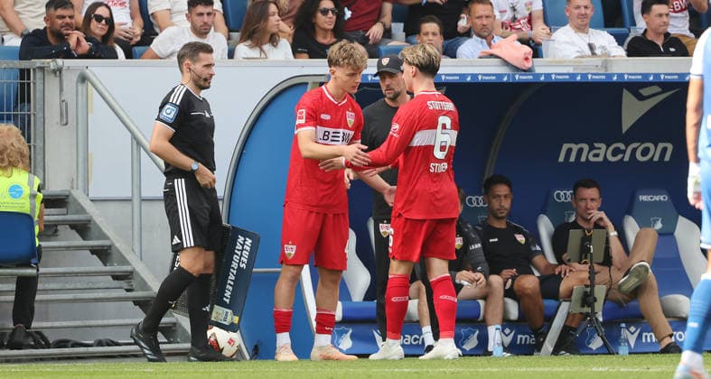 Sinsheim , Fußball Bundesliga TSG 1899 Hoffenheim vs. VfB Stuttgart , von links: Yanik Spalt Verletzung Angelo Stiller ( VfB ) *** Sinsheim, Bundesliga Soccer: TSG 1899 Hoffenheim vs. VfB Stuttgart; from left: Yanik Spalt, injury, Angelo Stiller, VfB
