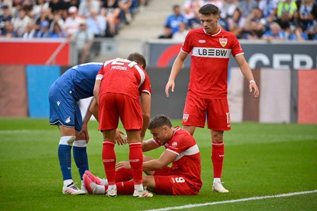 Ermedin Demirovic VfB Stuttgart (09) verletzt Verletzung am Boden Dzenan Pejcinovic VfB Stuttgart (17) TSG 1899 Hoffenheim vs VfB Stuttgart 12.09.2026 DFL REGULATIONS PROHIBIT ANY USE OF PHOTOGRAPHS AS IMAGE SEQUENCES AND OR QUASI-VIDEO TSG 1899 Hoffenheim vs VfB Stuttgart *** Ermedin Demirovic, VfB Stuttgart 09, injured; lying on the ground. Dzenan Pejcinovic, VfB Stuttgart 17. TSG 1899 Hoffenheim vs. VfB Stuttgart, September 12, 2026. DFL regulations prohibit any use of photographs AS IMAGE SEQUENCES AND OR QUASI-VIDEO TSG 1899 Hoffenheim vs. VfB Stuttgart
