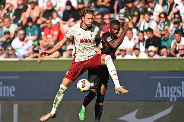 Calvin BRACKELMANN (FC Augsburg), Aktion,Zweikampf gegen Christian KOFANE (Bayer Leverkusen). Fussball 1. Bundesliga Saison 2026 2027, 3.Spieltag, Spieltag03, FC Augsburg - Bayer 04 Leverkusen am 12.09.2026 , WWK A R E N A. *** Calvin BRACKELMANN, FC Augsburg, Action, Tackle against Christian KOFANE, Bayer Leverkusen, Soccer, Bundesliga, 2026–2027 Season, Matchday 3, Matchday 03, FC Augsburg vs. Bayer 04 Leverkusen on September 12, 2026, WWK ARENA