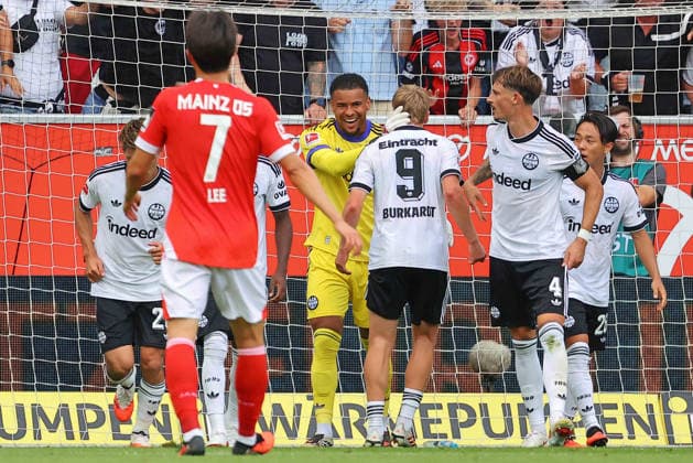Mainz, Deutschland 12. September 2026: 1. BL - 2026 2027 - Sp. 3 - 1. FSV Mainz 05 gegen Eintracht Frankfurt Im Bild: Die Frankfurter Spieler beglückwünschen Torwart Noah Atubolu (Frankfurt) für den gehaltenen Elfmeter. DFL regulations prohibit any use of photographs as image sequences and or quasi-video Mewa Arena Rheinland - Pfalz *** Mainz, Germany September 12, 2026 Bundesliga 2026–2027 Matchday 3: FSV Mainz 05 vs. Eintracht Frankfurt In the photo: Frankfurt players congratulate goalkeeper Noah Atubolu on saving the penalty kick. DFL regulations prohibit any use of photographs as image sequences or or quasi-video. Mewa Arena, Rhineland-Palatinate Copyright: xFotostandx xRacochax