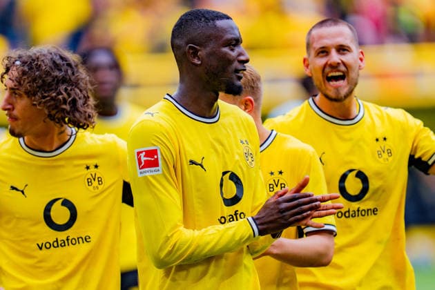 1. Bundesliga, 3. Spieltag, Borussia Dortmund vs. SC Paderborn 07 am 12.09.2026 VAR beim Tor zum 2:0 durch Serhou Guirassy mit Fabio Silva Nico Schlotterbeck *** Bundesliga 1, Matchday 3, Borussia Dortmund vs. SC Paderborn 07 on September 12, 2026: VAR review of Serhou Guirassy’s 2-0 goal, involving Fabio Silva and Nico Schlotterbeck Copyright: xBahhoxKarax